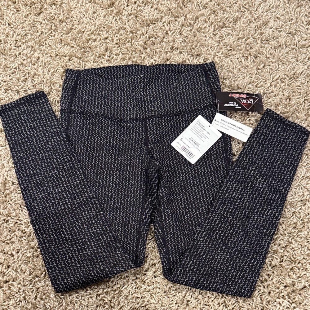 Athleta womens Black and White Patterned Leggings. Size small
